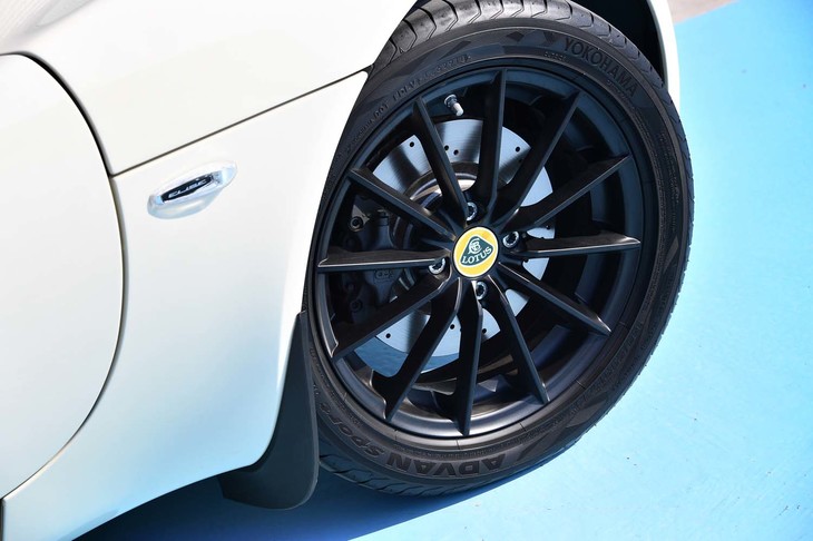 ブラックの軽量鍛造アルミホイールも「ヘリテージエディション」ならではの装備。フロント16インチ、リア17インチと、前後異サイズとなっている。