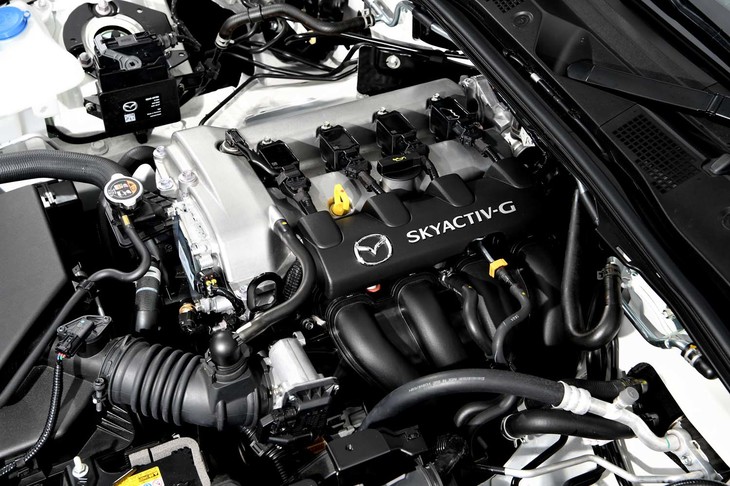 【マツダ・ロードスター990Sのスペック】
	ボディーサイズ：全長×全幅×全高＝3915×1735×1235mm／ホイールベース：2310mm／車重：990kg／駆動方式：FR／エンジン：1.5リッター直4 DOHC 16バルブ／トランスミッション：6段MT／最高出力：132PS（97kW）/7000rpm／
	最大トルク：152N・m（15.5kgf・m）/4500rpm／タイヤ：（前）195/50R16 84V／（後）195/50R16 84V（ヨコハマ・アドバンスポーツV105）／燃費：16.8km/リッター（WLTCモード）／価格：289万3000円
	
	【取材時の燃費データ】
	テスト距離：273.7km（市街地1：高速道路7：山岳路2）／使用燃料：20.4リッター（ハイオクガソリン）／参考燃費：13.4km/リッター（満タン法）／14.4km/リッター（車載燃費計計測値）