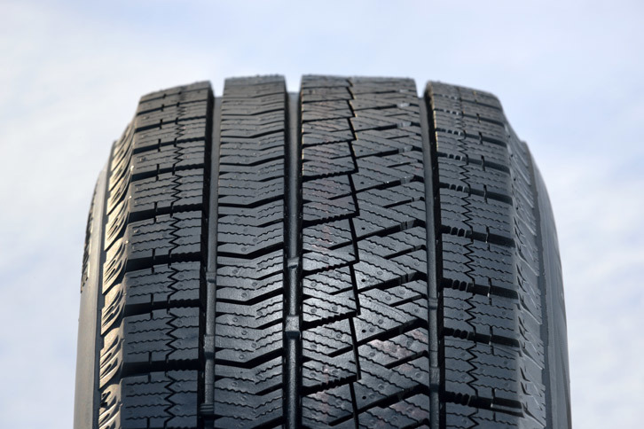 新しいトレッドパターンについては、サイプの間隔を最適化することでブロック剛性を向上。本文でも紹介されている左右非対称デザインのV字型のサイプを採用したり、横溝の数を増やしたりすることで、路面を“ひっかく”“捉える”力を向上させている。また、これに伴う“すべり量”の低減は、ロングライフ性能や静粛性の向上にも寄与している。