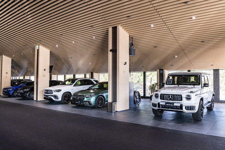 THE MAGARIGAWA CLUBのロビーには、AMGとマイバッハブランドの最新モデルが展示されていた。写真右は車両本体価格が2849万円の「メルセデスAMG G63（ISG）」。
