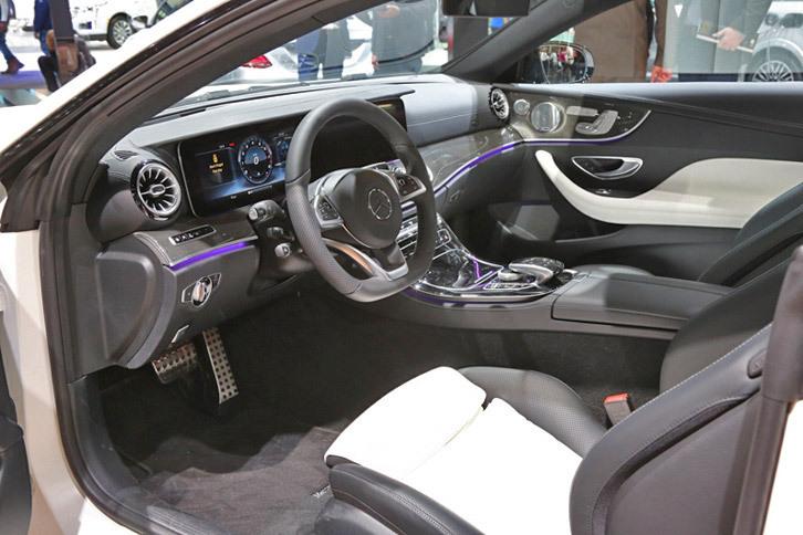 メルセデス・ベンツE400 4MATICクーペ