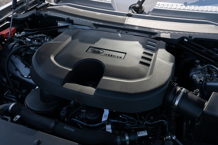 「ディフェンダー130」に搭載される、最高出力300PS、最大トルク650N・mの3リッター直6ディーゼルターボエンジン。マイルドハイブリッド機構付きで、燃費は9.9km/リッターと公表されている（WLTCモード）。