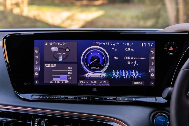 走行時に発電のために空気を取り入れるFCVの特徴を生かし、吸入した空気をきれいにして排出する空気清浄システムが搭載されている。PM2.5レベルの細かい粒子の捕捉や有害な化学物質の除去を行うという。作動状況はセンターディスプレイで確認できる。