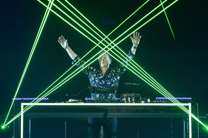 DJのピート・トングがパフォーマンスを披露。