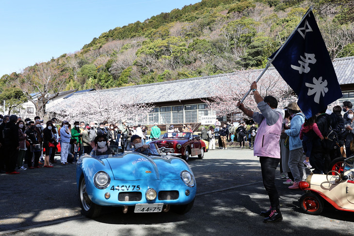 午前9時30分に、まずは4台のバルケッタがツーリングに向けてスタート。これは1954年「DBパナールHBR」。