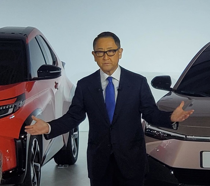 「100％BEV化を目標に掲げるメーカーもあるが、トヨタはなぜそうしないのか」という質問に対して、豊田社長は「われわれが目標とする“30車種・年産350万台”というのは、大変な数字。パーセンテージ（割合）ではなく、絶対数で評価していただきたい」などと返答した。
	 