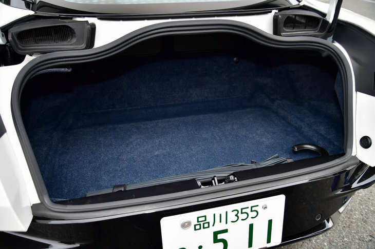 「DB11」のラゲッジスペース。