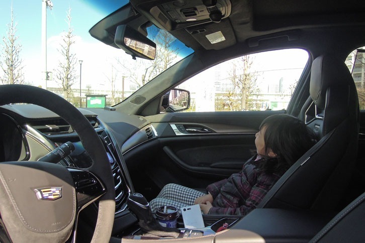 「CTS-V」は左ハンドル。娘は助手席で“普段は見られない景色”を楽しんでいた。