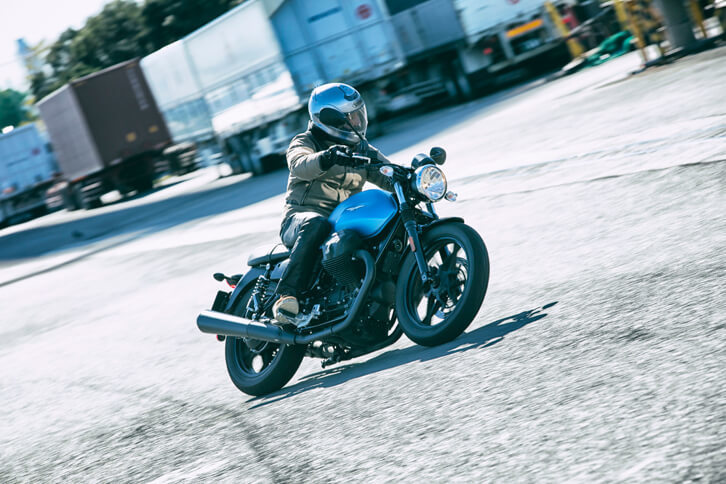 ダブルクレードルレイアウトのスチール製フレームは、フロントまわりを中心に従来モデルから大幅に改良。カヤバ製のショックアブソーバーも新型で、スプリングプリロードの調整が可能となっている。