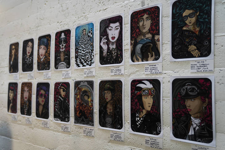 メキシコのアーティスト、Salvador Colinの作品。自らカフェレーサーカルチャーに心酔し、メキシコでカスタムバイクとアートを融合したイベント「73 Vintage Moto Art」を主催するメンバーのひとりでもある。