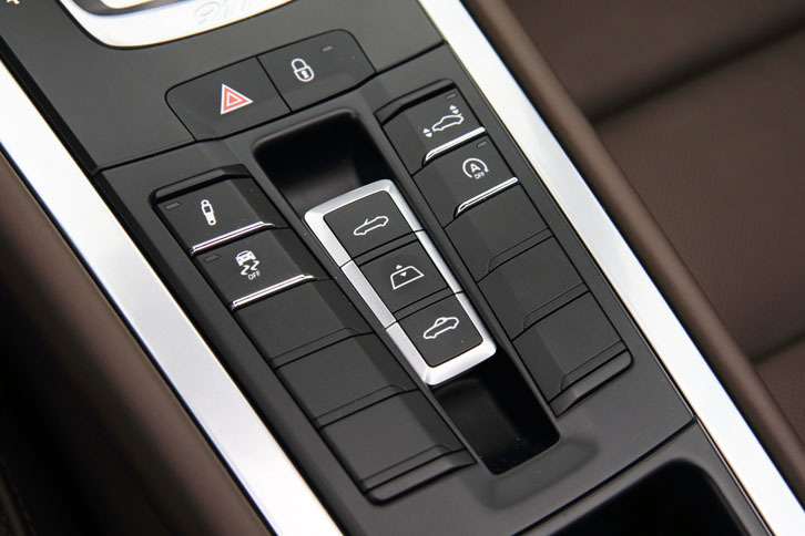 センターコンソールには、ルーフの開閉スイッチや、リアウイングおよびサスペンションの調節スイッチなどが並ぶ。