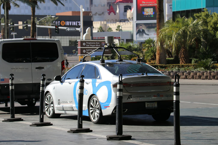 CES会期中のラスベガス市内には、さまざまな自動運転車が。写真は、中国のインターネット検索大手である百度が推進する自動運転システム「アポロ」を搭載した「リンカーンMKZ」。
