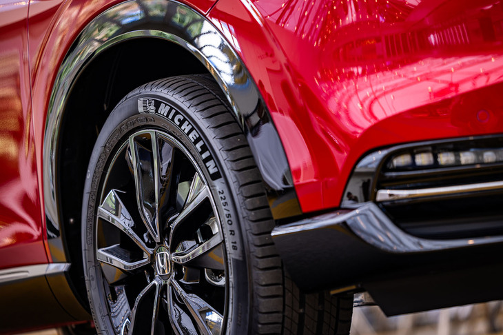 タイヤはこれまでFWDが「ブリヂストン・アレンザH/L33」、4WDは「ミシュラン・プライマシー4」と、銘柄が使い分けられていたが、「ヴェゼルe：HEV RS」では駆動方式を問わずミシュランに統一された。サイズは従来どおり225/50R18となる。