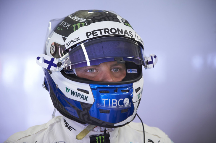 このレース、踏んだり蹴ったりだったメルセデスのバルテリ・ボッタス（写真）。スタートから2位をキープしていたが、フェラーリのピット作戦のカウンターで第2スティントでのロングランを余儀なくされることになった。終盤苦しくなったタイヤでベッテルに抜かれ、止まりきれずフェラーリと接触。続けてライコネンにもオーバーテイクを許した。さらに手負いのマシンで今度はリカルドにも当たってしまい、結果5位。レース後、メルセデスのボスであるトト・ウォルフが「ハミルトンの良き助けとなった」と、まるでボッタスをサポート役とみなすかのようなコメントをしたことで「傷ついた」と発言するなど、散々な週末だったようである。リカルドとの接触のペナルティーで10秒加算となるが、ポジションが変わらなかったのは不幸中の幸い。（Photo=Mercedes）
	 