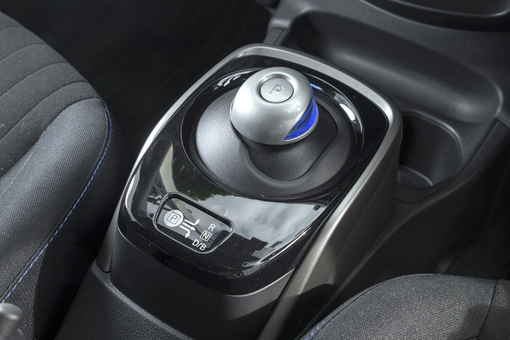 バイワイヤ式のシフトスイッチ。走行モードのセレクトボタンは、その後方（後席側）にレイアウトされる。