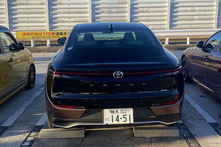 いつもの首都高・辰巳PAに到着。グラサンかけて「クラウン クロスオーバー」のオッサンハイブリッドに乗ってるオレって、どんなふうに見えるんだろうと少し心配になった。