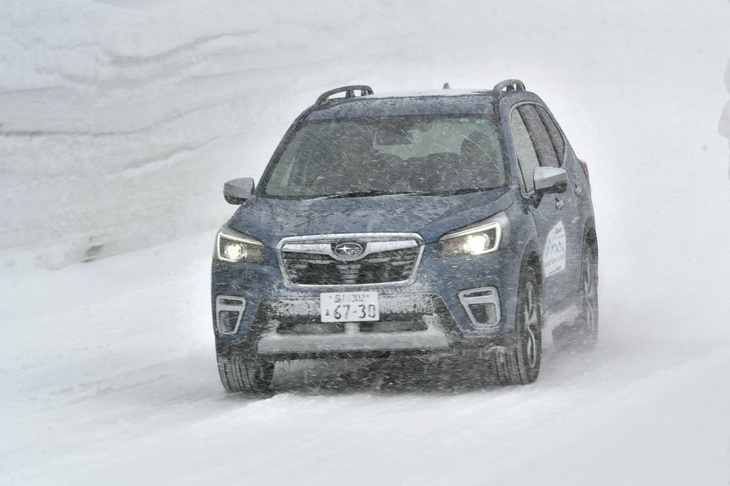 スバルが「シンメトリカルAWD」と呼ぶ四輪駆動システムを採用する「フォレスター アドバンス」。半世紀近い4WD開発の歴史を持つスバルでは、OEMを除く販売車両の実に98％が4WDだという。オフロード専門ブランドではない、いち乗用車メーカーが持つこの驚異的な比率は、他のどのメーカーもまねのできないものだ。