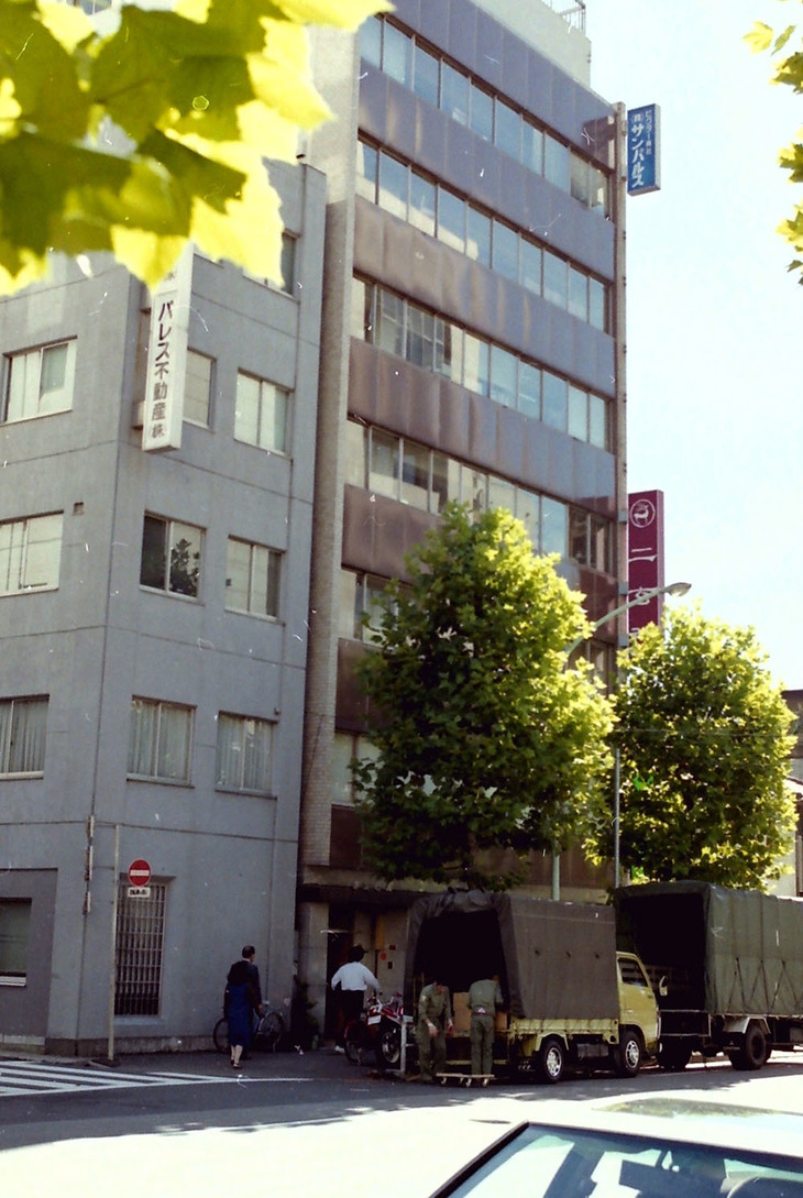 平成元年、筆者が就職した二玄社の編集部が入居していた東京・神田三崎町の古室ビル。