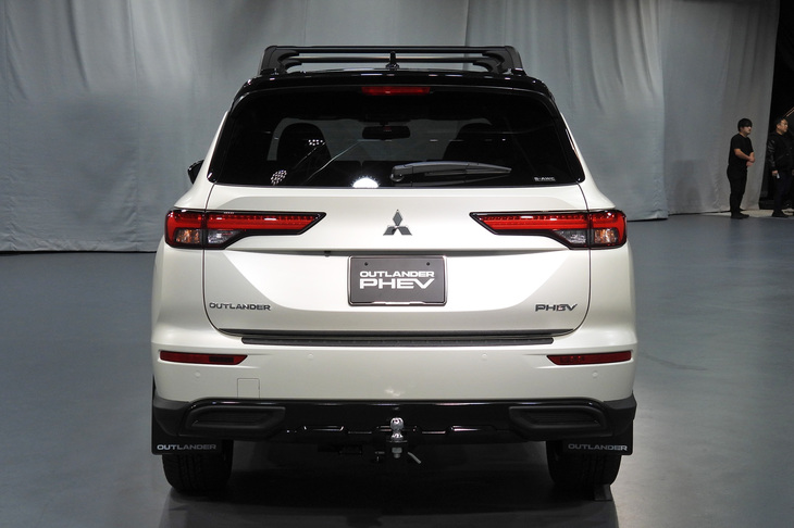 三菱アウトランダーPHEV ACTIVE FIELD（リア）