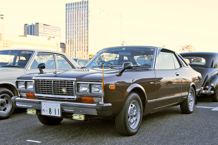 1979年「ダットサン・ブルーバード ハードトップ1800 G4」。型式名810こと5代目ブルーバードの後期型。1.6／1.8リッター直4エンジンを積んだ基本モデルに加え、ノーズを延ばして2リッター直6エンジンを積んだ「G6」という上級モデルが存在したが、これはそのG6のボディーに1.8リッター直4エンジンを積んだ、いわば見えっ張り仕様。非常に珍しい。