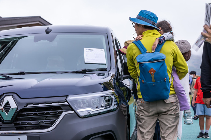 新型「カングー」を熱心にチェックする参加者。参考発表値ではあるものの、やはりスペックは気になる様子。