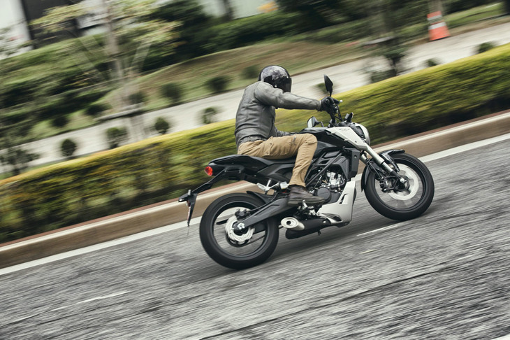 2018年3月に発売された、「CB」シリーズのエントリーモデル「ホンダCB125R」。原付二種に属するため、自動車保険のファミリーバイク特約で任意保険がまかなえるなど、ローコストでの維持が可能となっている。