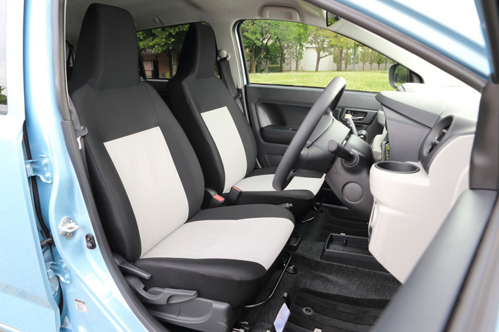 黒とライトグレーのコントラストが目を引くフロントシート。新開発のシート骨格とレール配置の最適化により、座り心地を改善している。