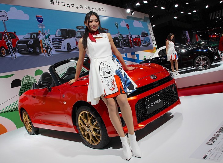 ダイハツのブースで。彼女の後方にある「コペンGRスポーツコンセプト」については、本サイト別ページの解説を参照のこと。
