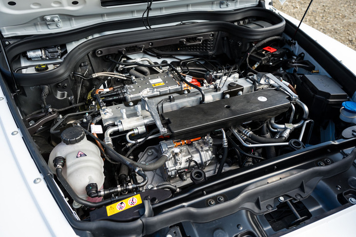 フロントフード内のカバーを外した様子。「G580 with EQテクノロジー」では、4輪それぞれを独立した個別のモーターで駆動するドライブトレインが採用される。各モーターは、いずれも最高出力147PS、最大トルク291N・mを発生。システムトータルでは同587PS、同1164N・mという実力だ。