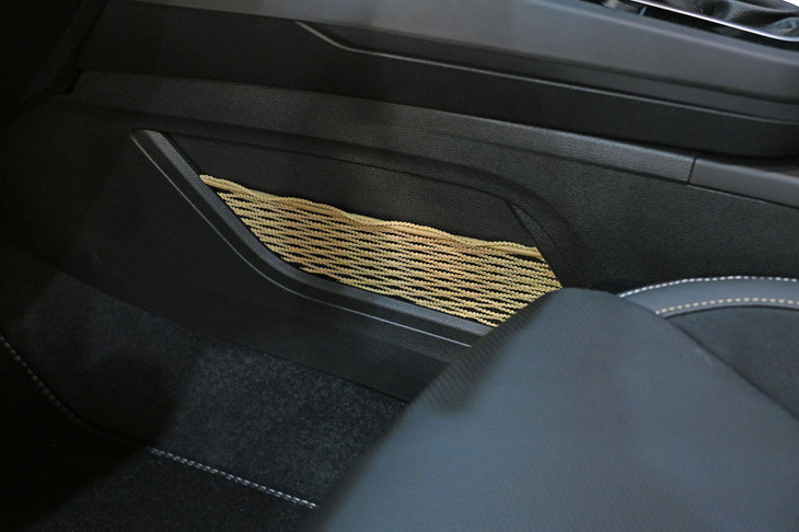 助手席右側にあるメッシュポケットもウオームチタニウム。