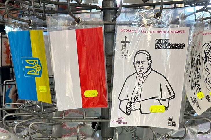 ステッカーの数々。ウクライナ国旗やポーランド国旗とともに、ローマ教皇フランシスコが。