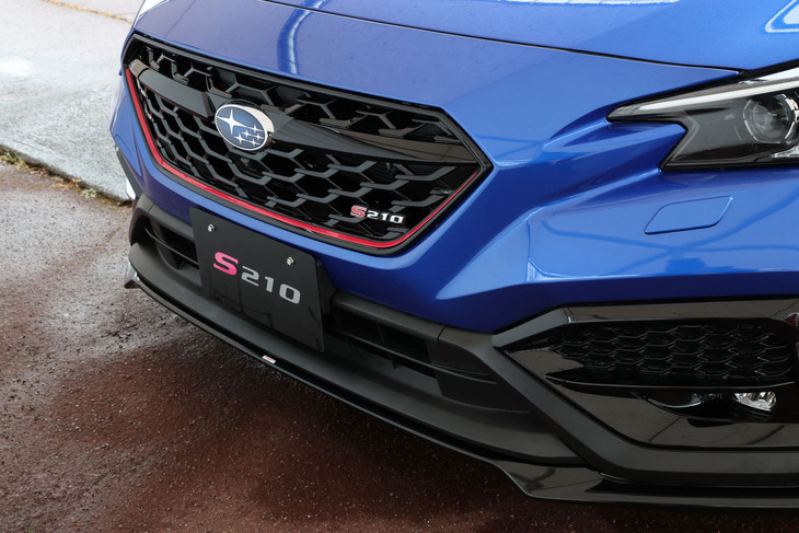 STIモデルを象徴するチェリーレッドのアクセントカラーが用いられたフロントグリル。「S210」のエンブレムの奥には「Sシリーズ」としては初採用となるスバルパフォーマンストランスミッション用のフルードクーラーが顔をのぞかせる。