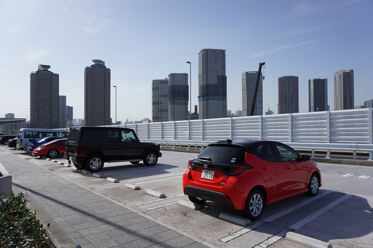 「ヤリス ハイブリッド」でいつもの首都高辰巳PAに出撃。最高出力91PS、最大トルク120N・mの新開発1.5リッター直3エンジンに、同80PS、同141N・mのモーターを組み合わせるハイブリッドパワーユニット（FF車）は、燃費の良さが自慢。しっかりしたボディーやスポーティーな足まわりもヤリスのセリングポイントだろう。