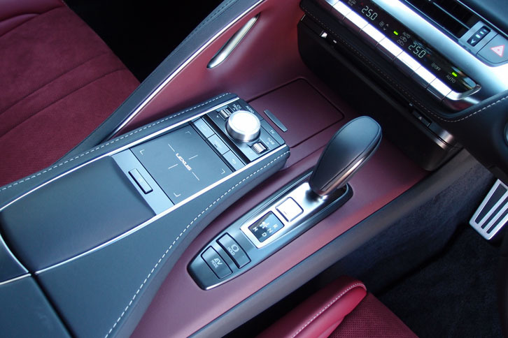 センターコンソールには、シフトレバーのほかに、インフォテインメントシステムの操作デバイス「リモートタッチ」がレイアウトされる。