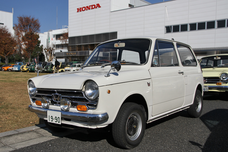 通称NIこと初期型「N360」の、ボディー塗装もオリジナルという未再生車。エクステリアは後付けされたフォグランプと、ホイールキャップが外されていることを除けばオリジナル。1990年に走行1万3000km台で某所に保管されていた個体を現オーナーが入手、それから約7000kmしか走っていないという。ちなみにナンバーは購入年度を示しているが、希望番号制実施前だった登録時に、予期せず“大当たり”したものだそうだ。