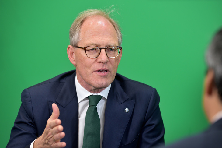 アルピナ社を設立したブルクハルト・ボーフェンジーペン氏を父に持つ、2代目社長のアンドレアス・ボーフェンジーペン氏。東京モーターショーの会場でインタビューの機会を得た。