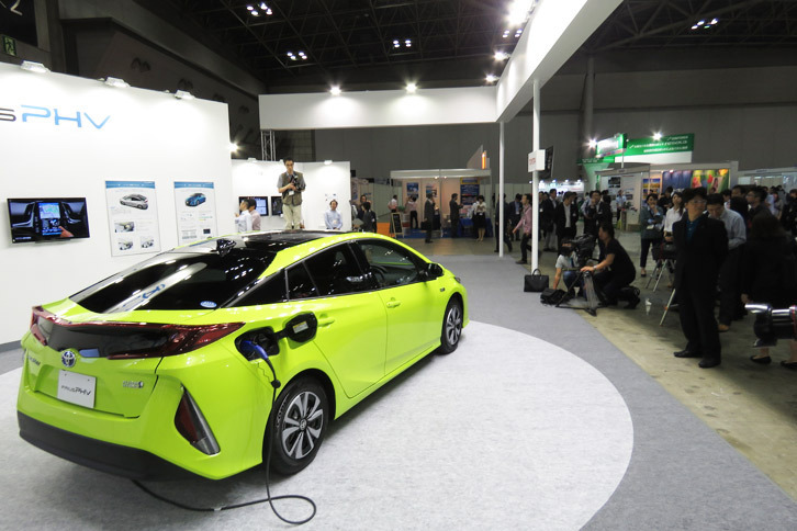 トヨタブースの注目は、なんといってもこれが“本邦初公開”となる新型「プリウスPHV」である。展示車両は右ハンドルでCHAdeMO規格の急速充電に対応していた上、インフォテインメントシステムも日本語表示となっていた。2016年秋の発売へ向け、もう準備は万端といった感じだ。