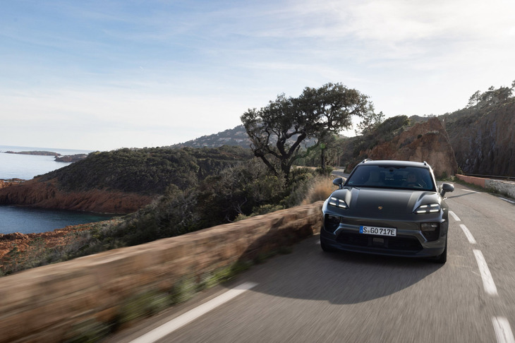 動力性能については、「マカン4」（写真）では0-100km/h加速が5.2秒、最高速が220km/h、「マカン ターボ」では0-100km/h加速が3.3秒、最高速が260km/hと公称されている。