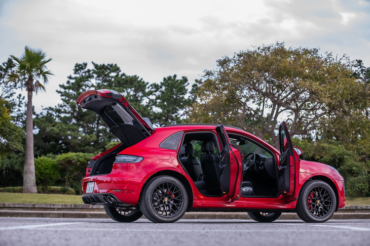 「マカンGTS」のボディーサイズは全長×全幅×全高＝4686×1926×1609mm、ホイールベース＝2807mm。試乗車にはオプションのプライバシーガラスが組み込まれていた。