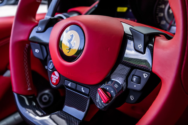 「812スーパーファスト」と同じく、5つの走行モードを切り替えできる「マネッティーノ」のスイッチをステアリングホイールの右下に配置。