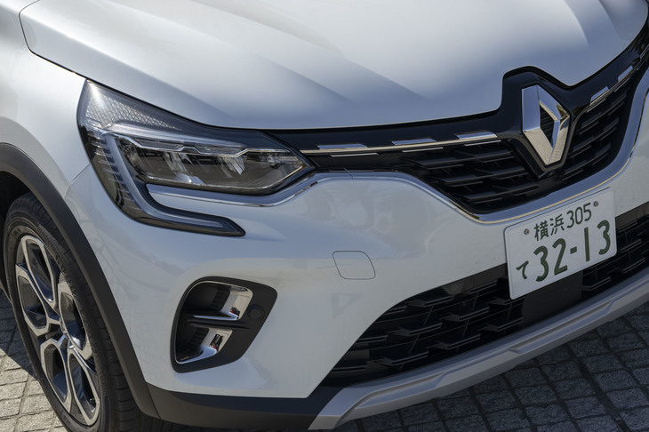 最新世代のルノー車に共通するテイストでデザインされた「キャプチャー」のフロントフェイス。車体前後のランプ類はすべてLEDになっている。
