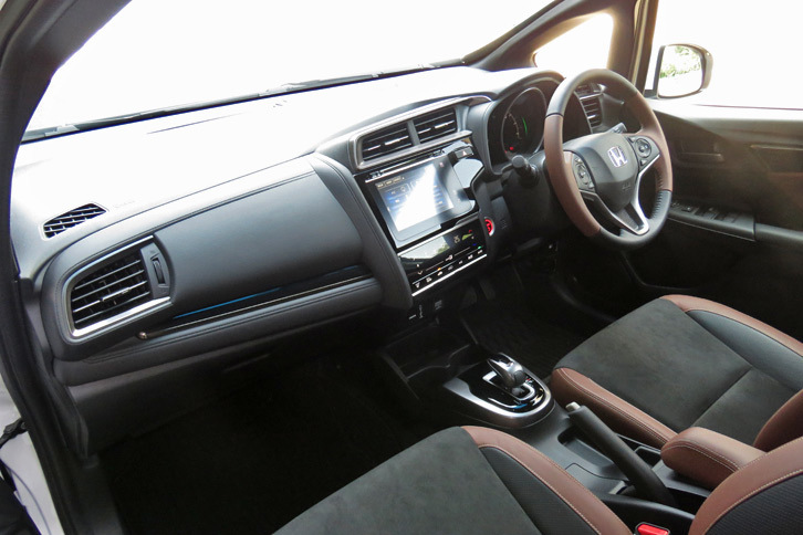 ホンダ・フィット ハイブリッドL Honda SENSING（インストゥルメントパネルまわり）