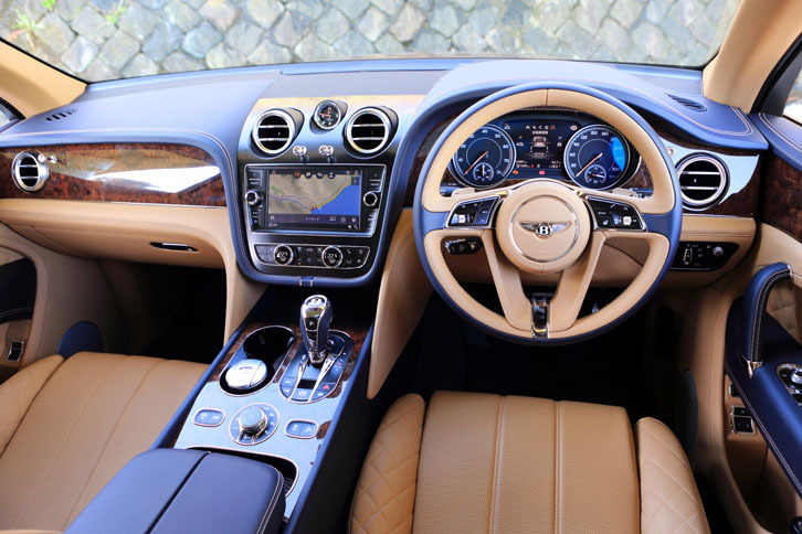 「ダブルウイング」と呼ばれるインパネの造形は、「ベントレーウイング」エンブレムのイメージを発展させたもの。