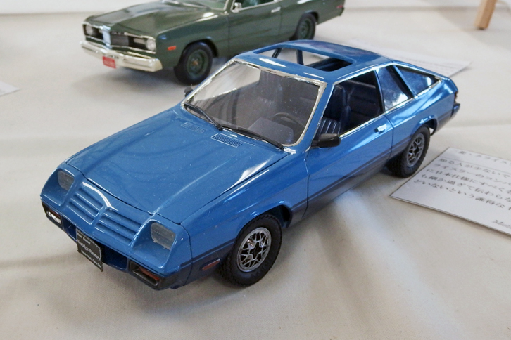 「三菱クライスラー オムニ024」。1980年代に三菱が輸入販売していたアメリカ車。米国MPC製1/25キットをベースに日本仕様に仕立てたものの、「あまりに細かすぎて伝わらない上に、そもそもクルマ自体ほとんど知られていないという誰得な一台」と、前出の4台と同じ作者は言う。だが、会場でこれを見つけて喜んだ人間が、少なくともひとりはいる。