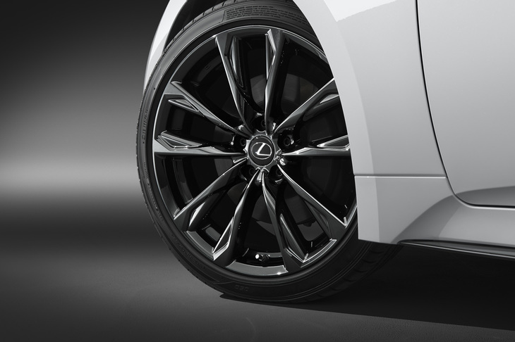 専用ブラックスパッタリング塗装が施された“Fスポーツ モードグリッター”の19インチアルミホイール。