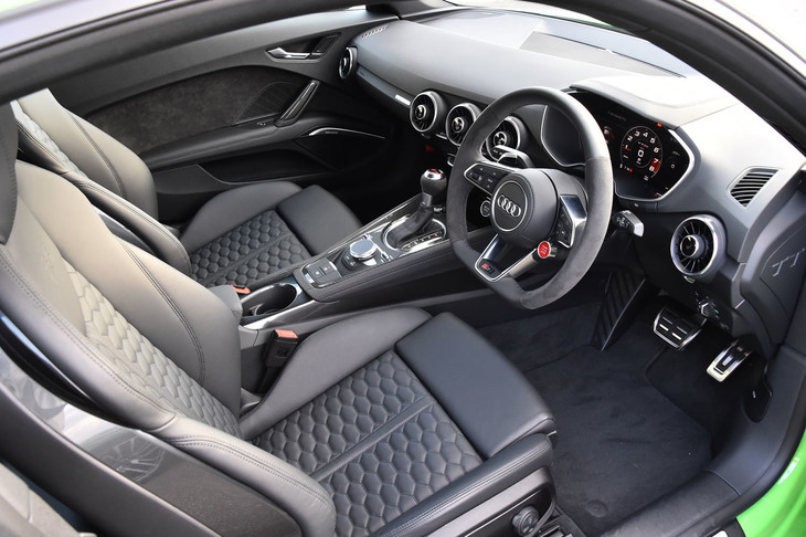 「TT RSクーペ」のシート位置は低く、足を伸ばしたらその先にペダルがある感じ。強くブレーキを踏むと、腰や背中をぐっとシートに押し付ける形になり、体が安定するのだ。