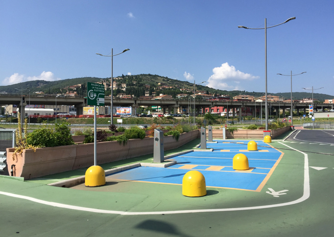 イタリア国内のEV専用駐車場。自治体の政策で設置が進められてはいるものの、現時点では、ほとんどがガラガラ状態である。