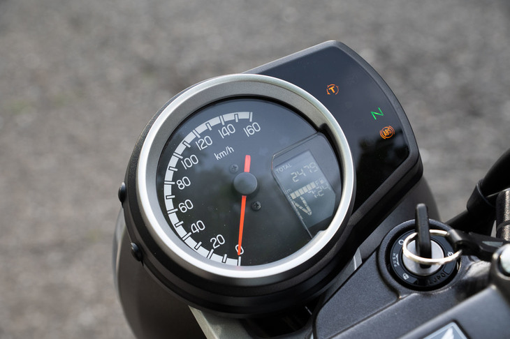 メーターはシンプルな単眼の機械式。路面状況に応じてエンジントルクを制御する「Hondaセレクタブルトルクコントロール」のON／OFFは、メーター脇のスイッチで操作する。