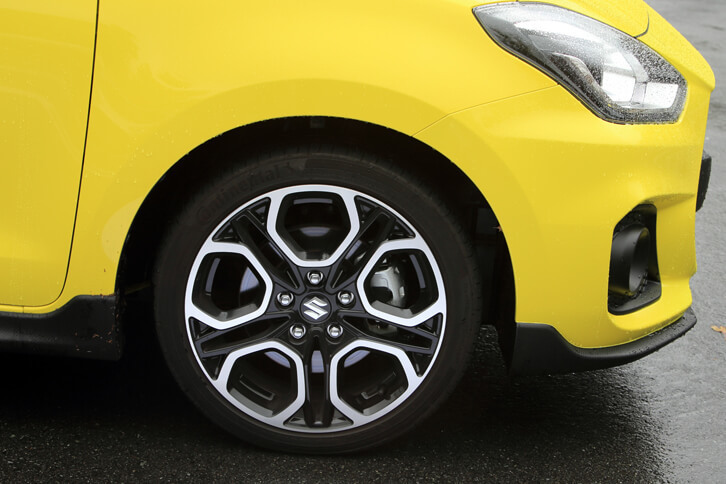 タイヤサイズは、標準車より幅が広く、偏平率の低い195/45R17。コンチネンタルの高性能タイヤ「コンチスポーツコンタクト5」が装着される。