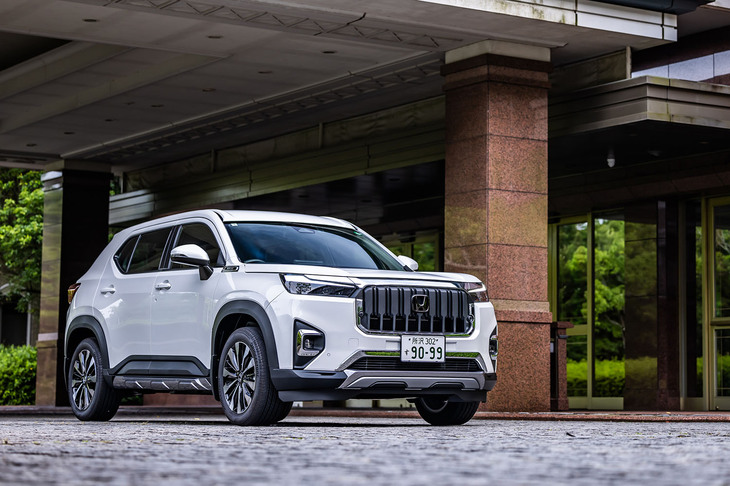 2024年3月に発売されたホンダの新型SUV「WR-V」には、上質さと力強さを兼ね備えたコーディネート「タフスタイル」を用意。縦基調のフロントグリルやフロントとリア、サイドのガーニッシュがたくましさを演出している。